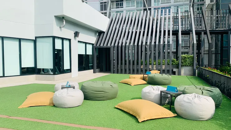 到在泳池畔是很舒服的一件事。