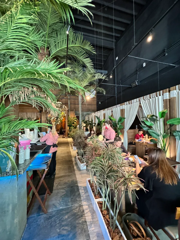 置身叢林中用餐