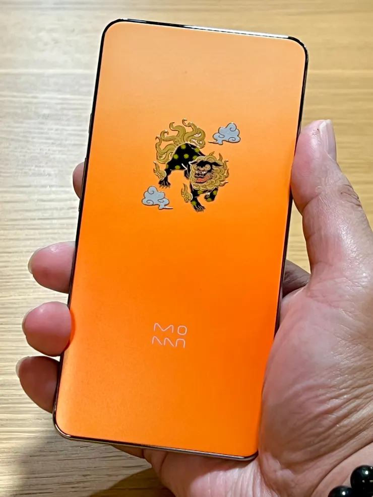 圖6 我自己貼上古早時代用來裝飾手機的「和風金蒔繪」來裝飾，有種復古風味 :P