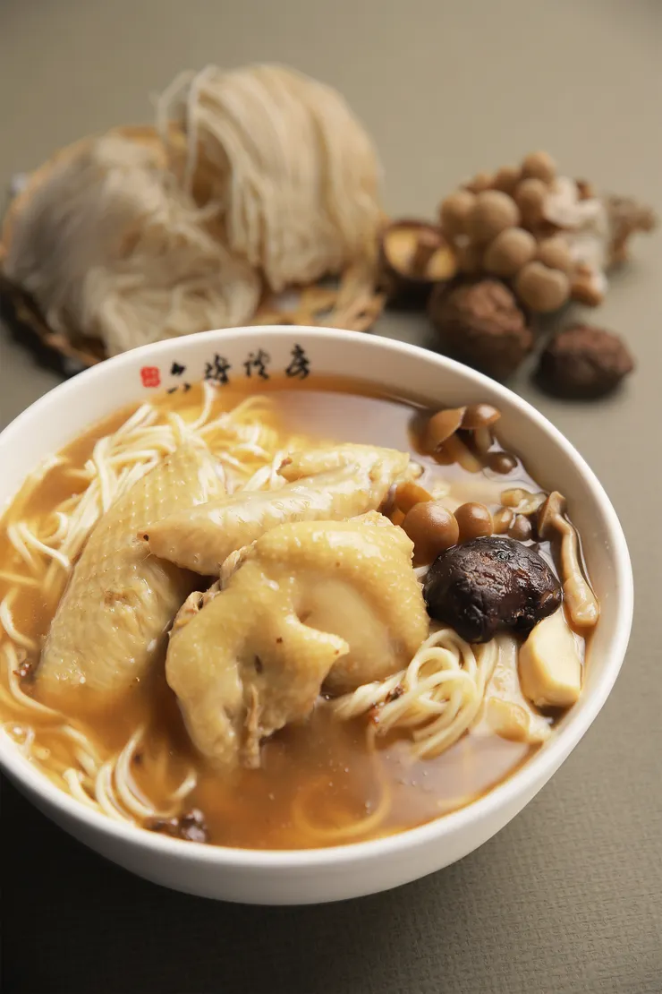 《可現點亦可外購的黑蒜珍菇菜圃雞麵》