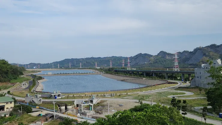 騎到高點來看鳥嘴潭。