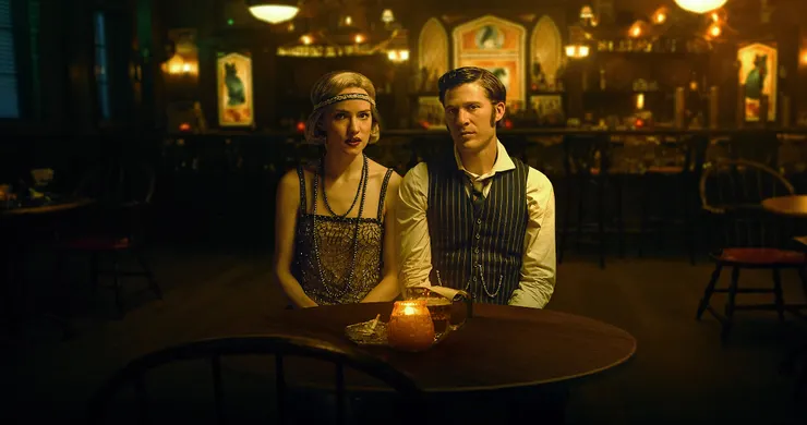 年輕的亞瑟兄妹接受神祕女子提案，就此一夕翻身