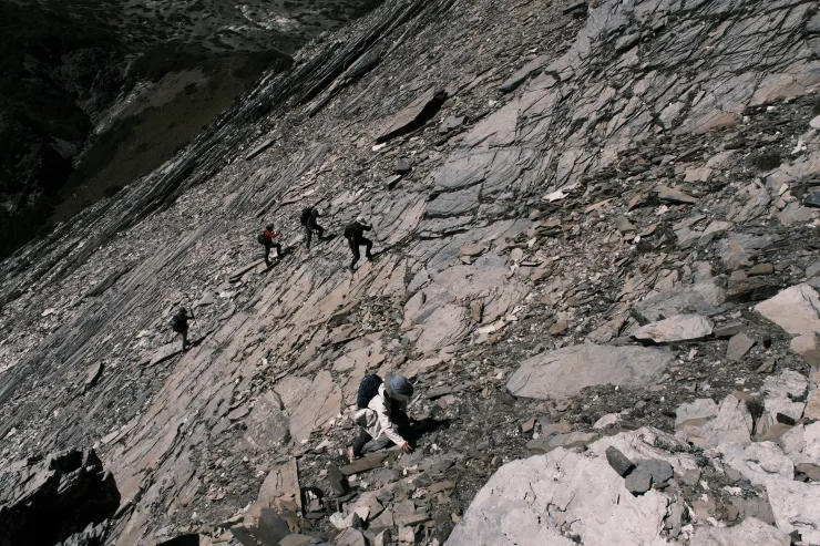 前往東峰的碎石坡 (普拍)