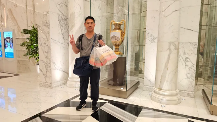 澳門上葡京酒店的大廳簡直就是美術館和博物館!我手上拿的是在上葡京買的品芳餅家伴手禮!