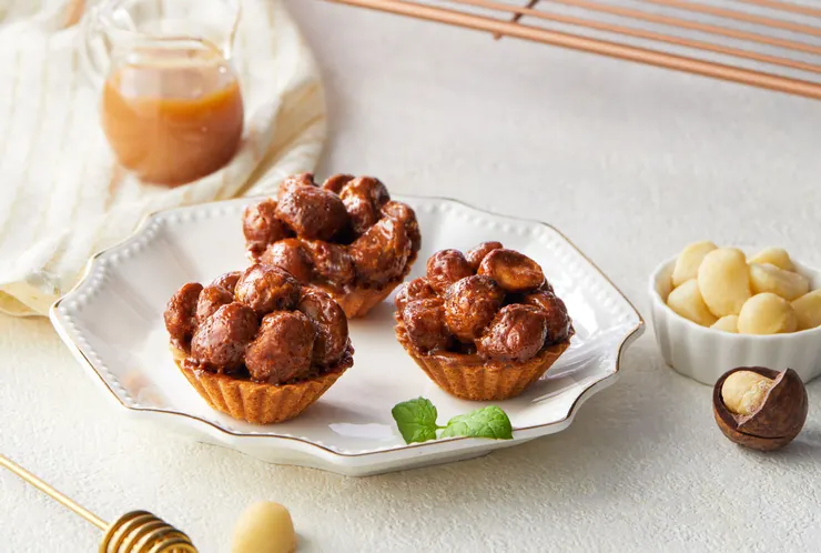 夏威夷豆塔禮盒，特選夏威夷豆與手捏塔皮，結合獨家焦糖配方，經過手工熬煮而成，洋溢著高雅輕甜的風味。（資料來源：LADY KELLY）