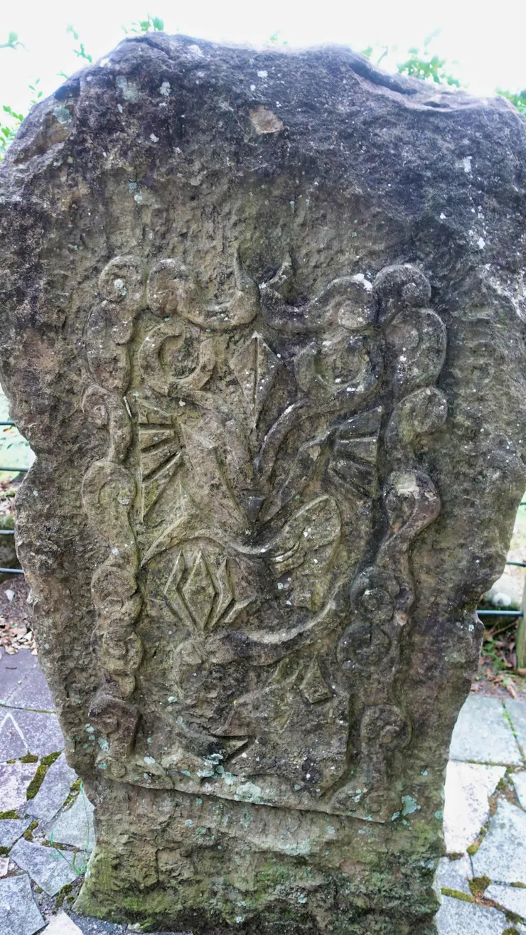 鳥占亭石雕:鄒 族的鳥占早有記載,凡狩獵、出草,必 先在野地過夜,翌晨聞第一聲繡眼畫眉 鳴叫,若為愉悅的歌聲,即示此行大吉,則放心出發,否則必須 折回,甚至規劃前或行動中途亦以鳥占決定行動與否。