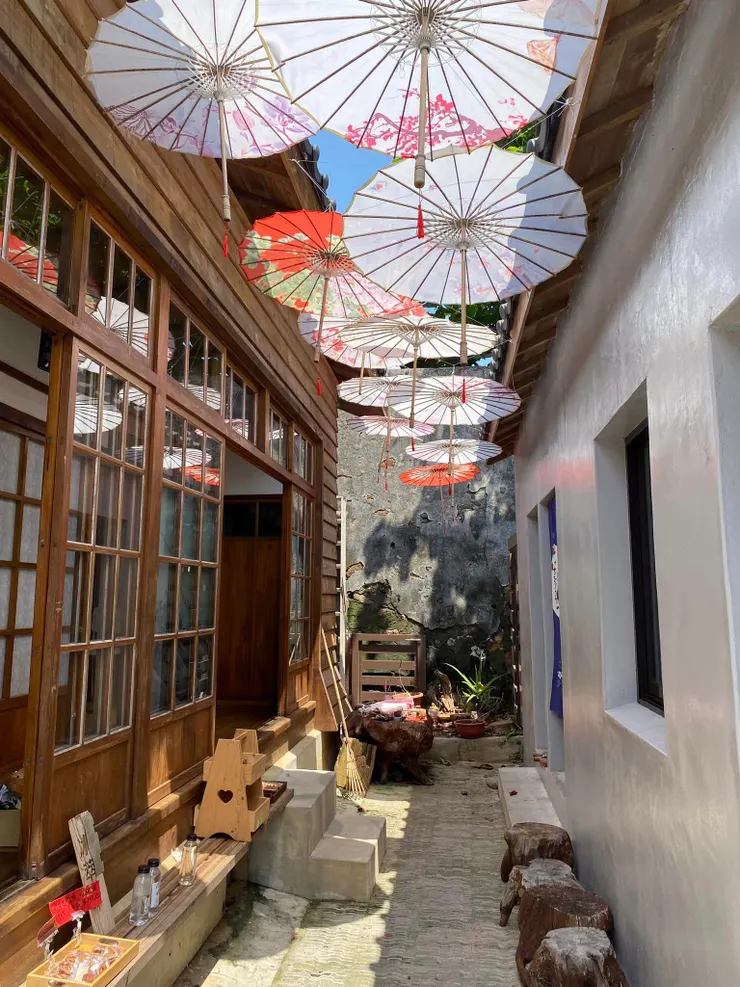 油傘後方的城牆是清朝建的，左邊是日治時期建築，右邊則是民國時代的產物，一個空間呈現三個時間軸