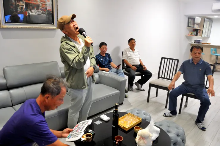 【酒足飯飽，高歌一曲。】