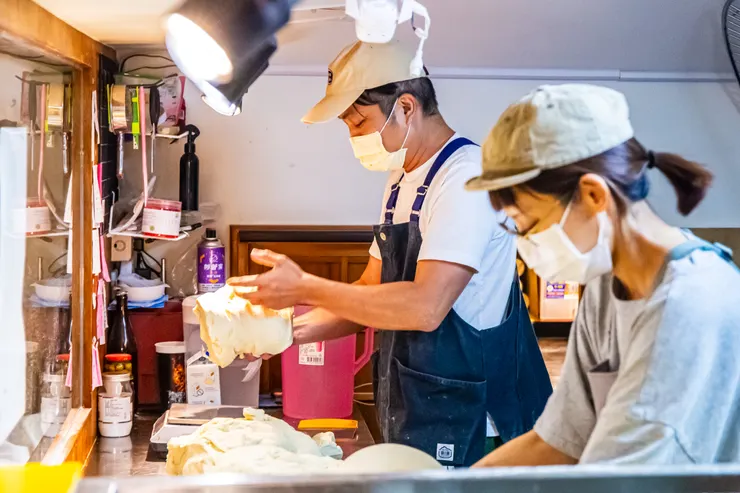 「找到了可頌小売所」除了有花蓮最好吃的可頌外,旅人也能隔著玻璃窗看到現場製作過
