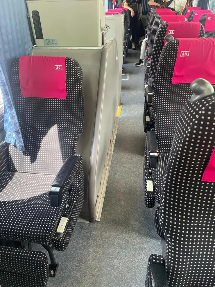 我的座位超級大 XD (後面是洗手間~)