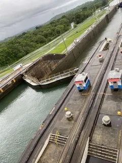 2側可以看到運河的水位變化