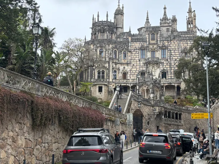 雷加萊拉宮與旁邊的狹窄車道