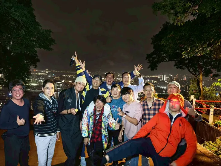 下雨依舊不減拍照的興致