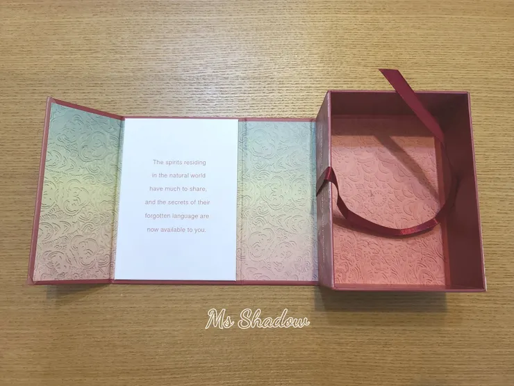 The Spirit Animal Oracle 心靈動物神諭卡的盒子，盒子裡面的文字表示：「居住在自然界中的靈魂有很多東西可以分享，然而他們被遺忘的語言秘密現在分享予你。」