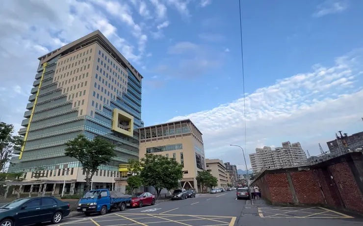 2019年落成的新台電大樓與臺北變電所。