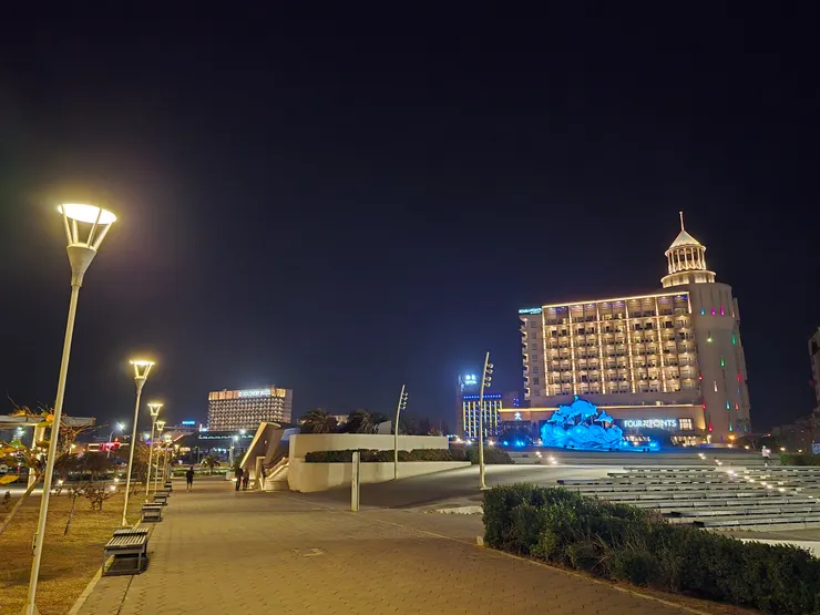 從澎湖第三漁港國際廣場看飯店,右邊是福朋喜來登酒店,左邊是澎澄飯店