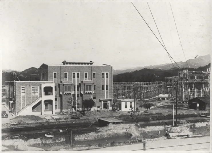 臺北變電所，西側圍牆不見了，瑠公圳的圳道只剩一道，另外一道是乾凅的（圖片來源：中央研究院臺灣史研究所檔案館典藏）