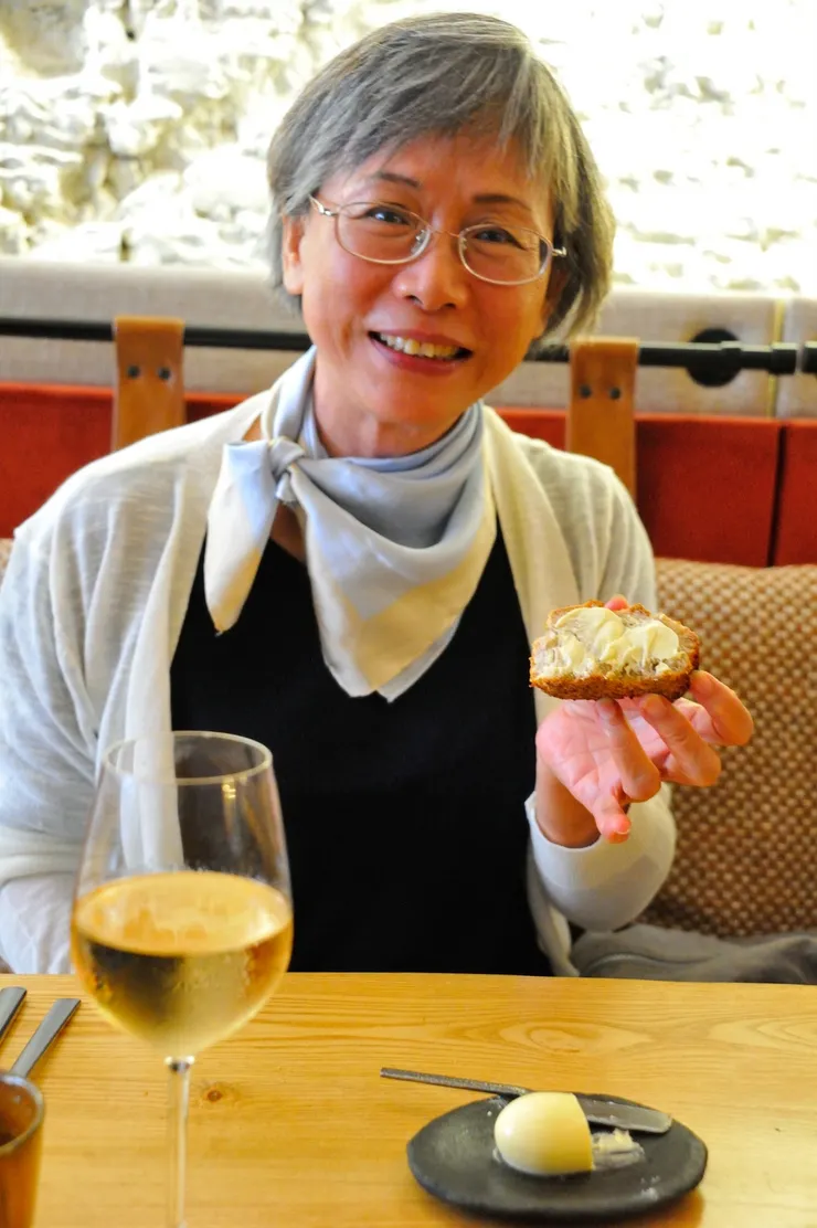 【米其林一星只因快意行旅才嚐鮮，光是奶油麵包就讓老妻讚聲連連！法國麵包自無話說，奶油更得特別提一下，端上時像一粒光滑無比的鴿子蛋，滋味也美妙無比】