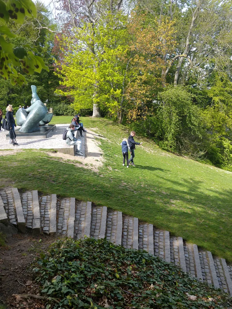 沿著階梯可以往海邊走