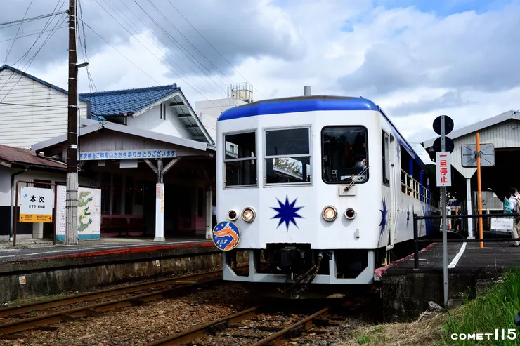 奧出雲大蛇號是木次線的招牌觀光列車,帶著乘客在欣賞純樸風景之餘走進神話的舞台