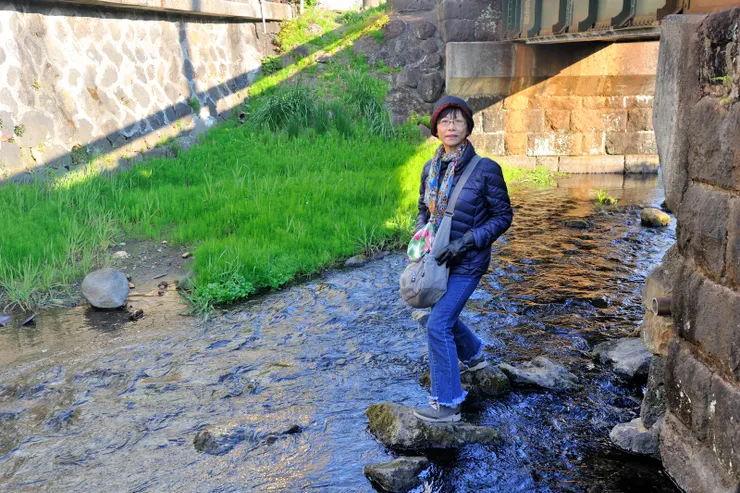 【在三石神社附近沿階梯下到川水邊，有木、石組成的親水步道。】