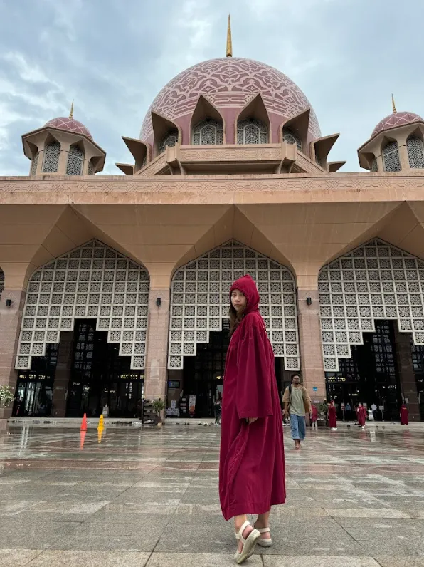 粉紅色清真寺的袍子非常應景的也是紅色系，穿上有種魔法師的感覺