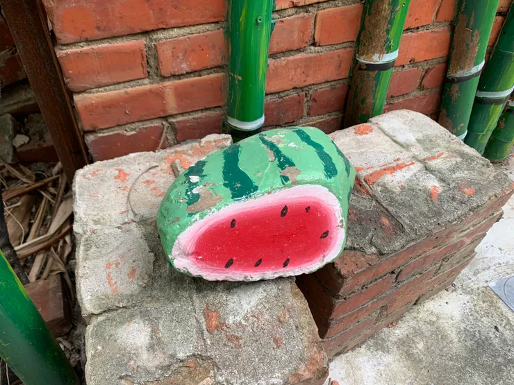 蘆竹湳古厝附近的路上會看到彩繪成西瓜的石頭們，是因為附近過往是西瓜田。尋找及欣賞不同的石頭西瓜也是一大樂趣呢！