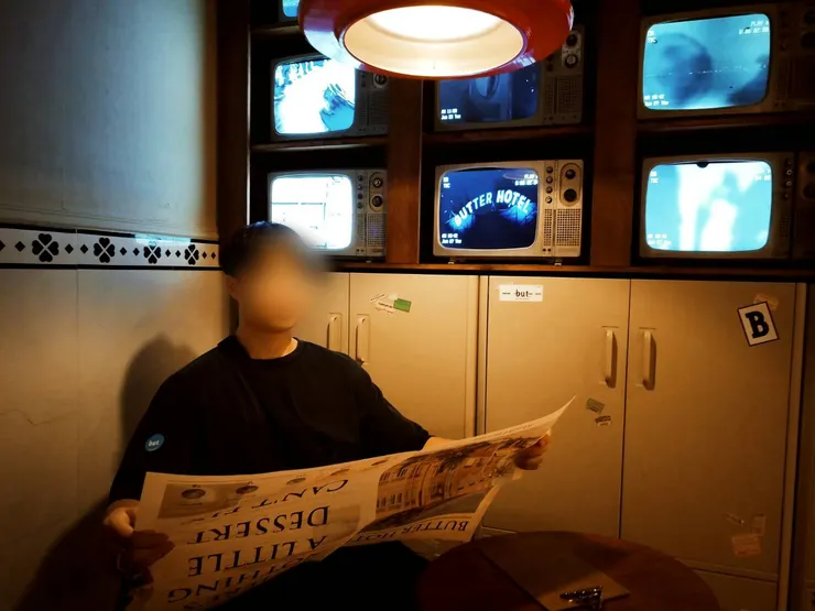 拿著店家準備的報紙隨手一拍，氛圍感瞬間爆棚～