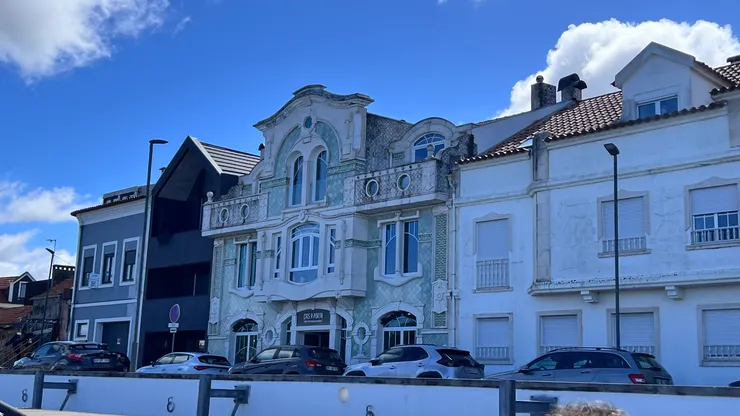 平面化、卡通化、邊緣粗線條化的建築風格