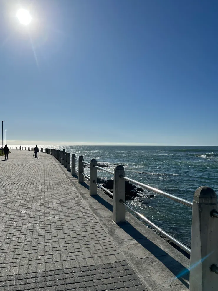 沿著海邊慢跑很舒服