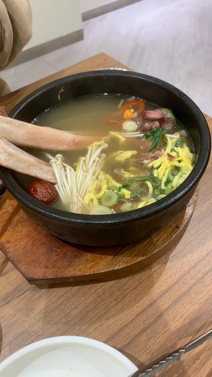 牛骨湯的表現不輸蔘雞湯。