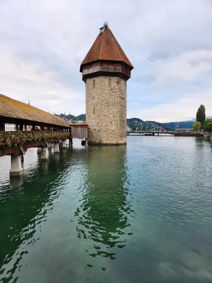 卡貝爾廊橋(又稱教堂橋)是歐洲古老的木製有蓋橋樑之一(長204公尺)，橋旁有八角形水塔，屹立河中，頗具歷史性的建築