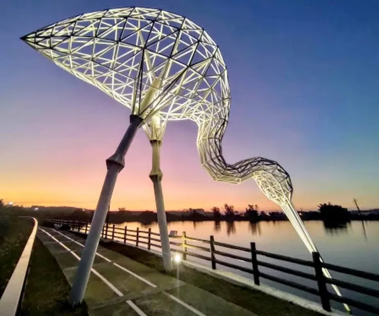 網路照片：黃昏彩霞搭配光影投射與埤塘反射，好美喔！地景藝術家好用心！