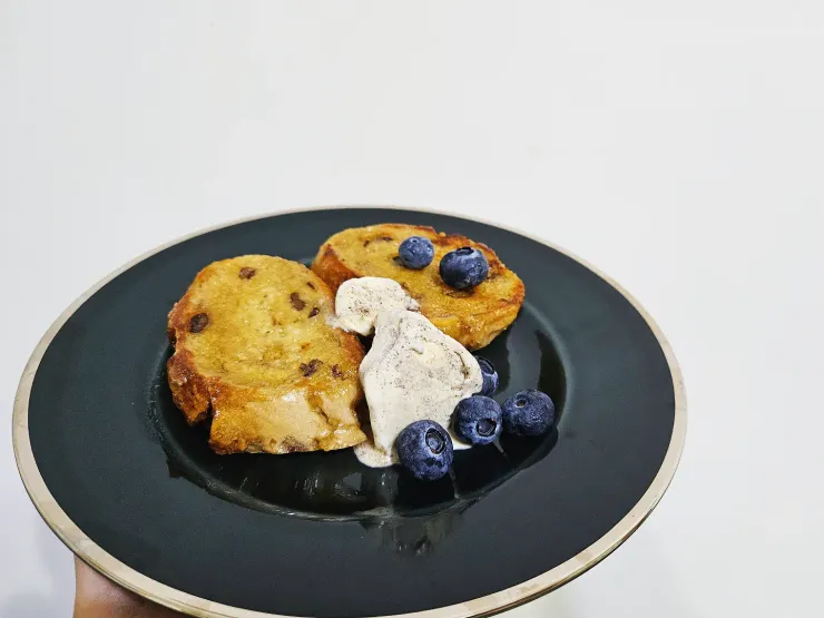 伯爵口味冰淇淋，和新鮮藍莓。