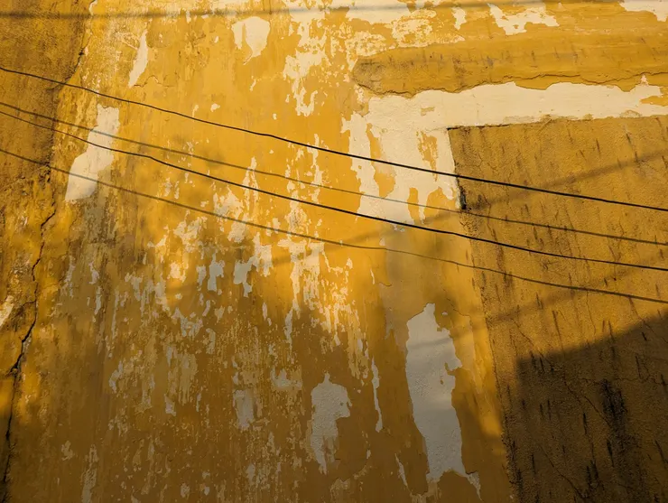 斑駁的黃牆和斜陽