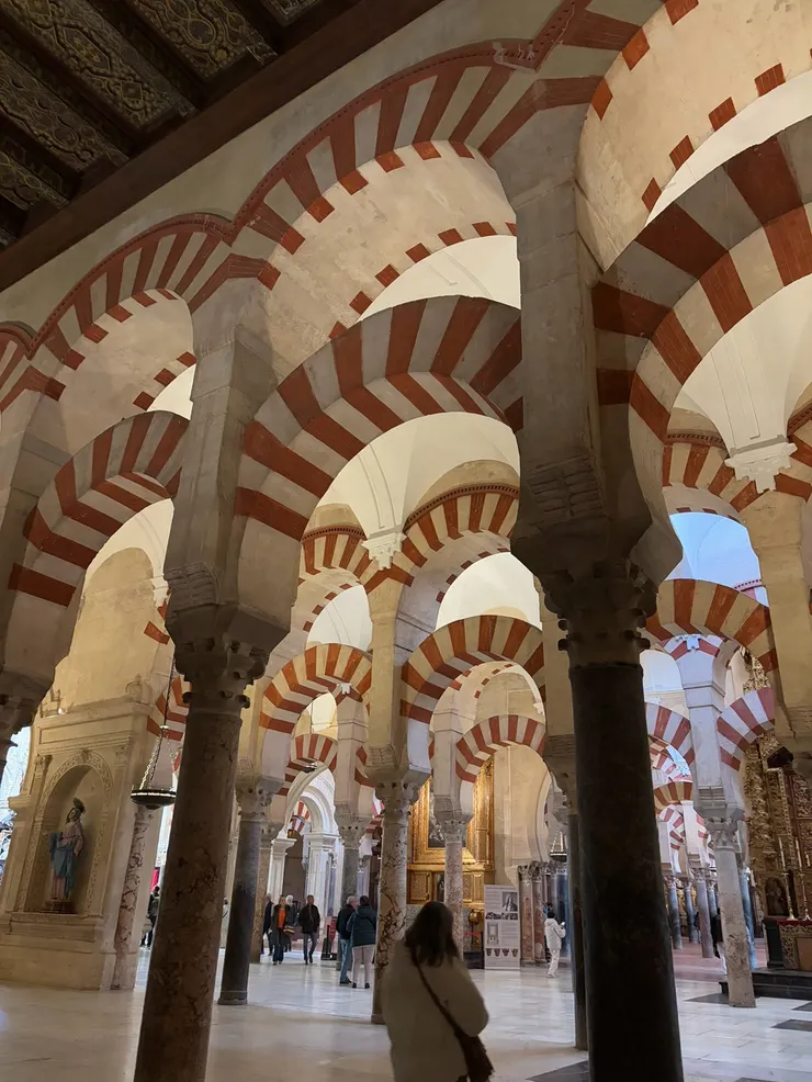 上百座高聳的紅白拱門，有如森林。