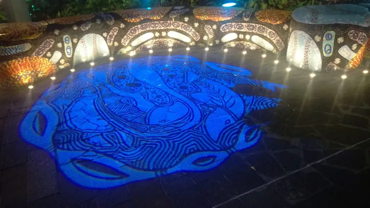 晚上凱恩斯的街道的投影燈