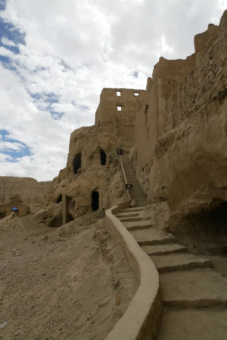 沿途很多洞窟需要用木條加固