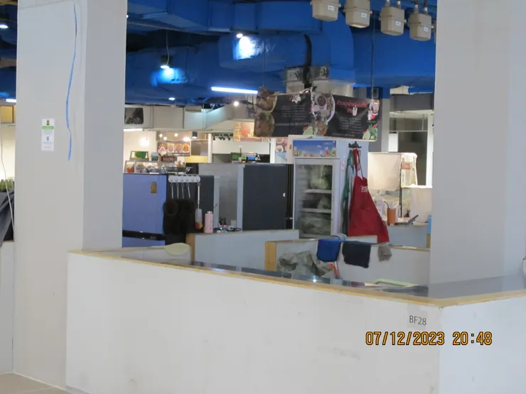 空蕩蕩商場裏的美食廣場收攤了。