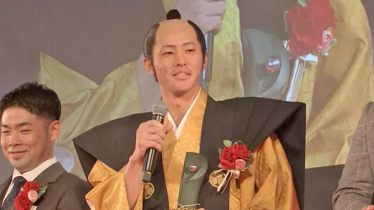 話題不斷的辰己,以武士裝扮出席26日的日職頒獎典禮(圖片來源:TBS NEWS)