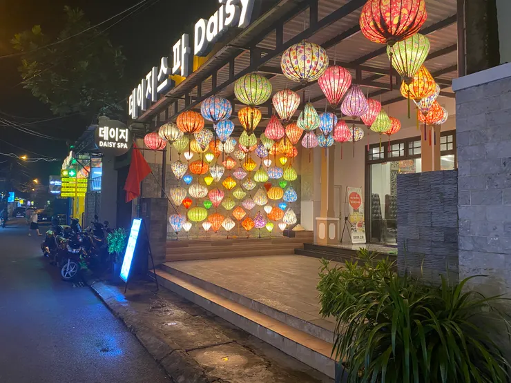 古城一入夜就會亮起繽紛的各式燈籠，令人目眩神迷