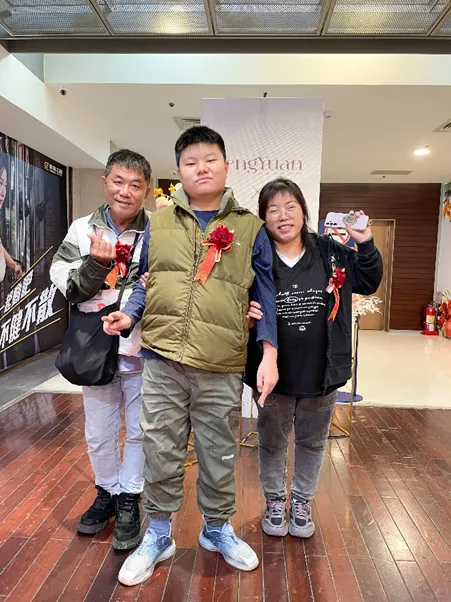 李曜安(左1)一家人都投入宜蘭教養院當園藝志工。攝影/蘇麗華