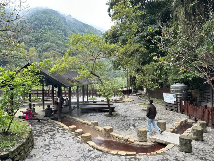 將軍湯不大,假日多人的話真的蠻擁擠,推薦平日去比較清幽