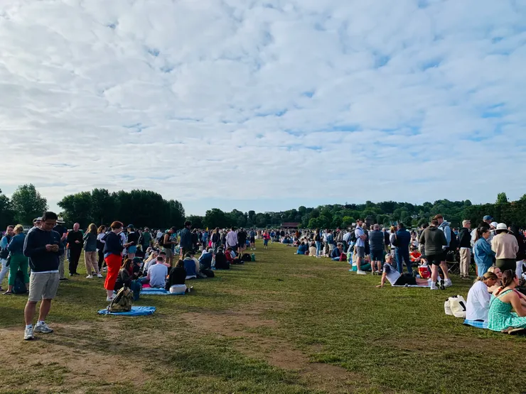 等待時變出各式法寶打發時間的人們