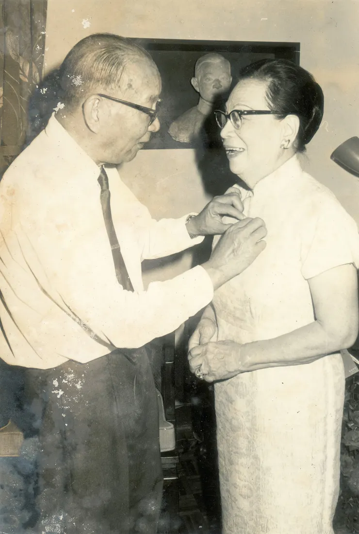 1969年林語堂送夫人一枚金別針／照片後方就是本文所述之塑像