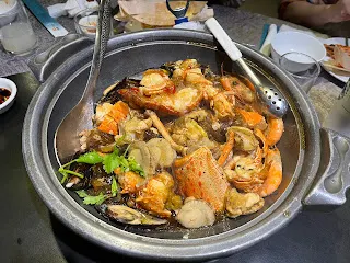 現在才知道，正是因為要控制體重，所以才要有這樣放鬆的舉動，這反而是必須存在的。完全沒有放鬆，就不可能讓控制體重之路走得更加長遠。當然，心態上是不能崩塌的，不是說因為要吃欺騙餐，就任由自己毫無節制的塞到爆，而是要控制在一人份至兩人份左右的食量，這樣應該就會帶來滿足感。