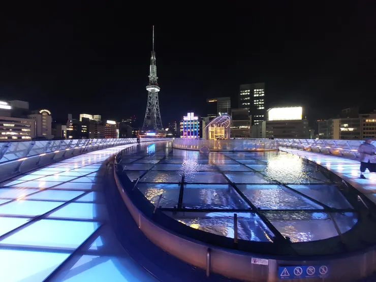 如此繽紛的空間搭配著夜景，真的是有夠漂亮！