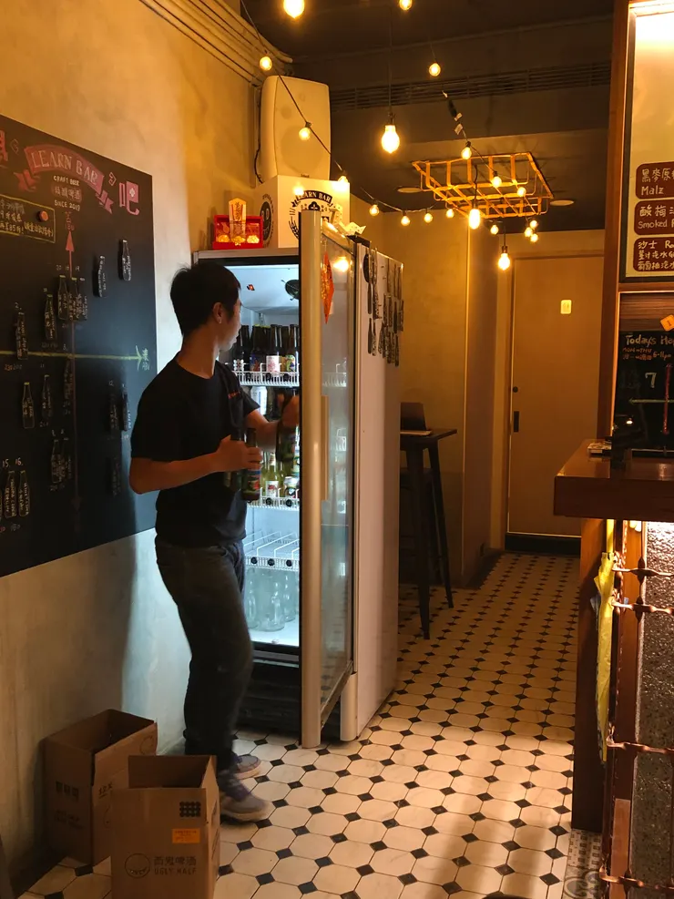 拍攝當天 Clive 正在上架瓶裝精釀啤酒