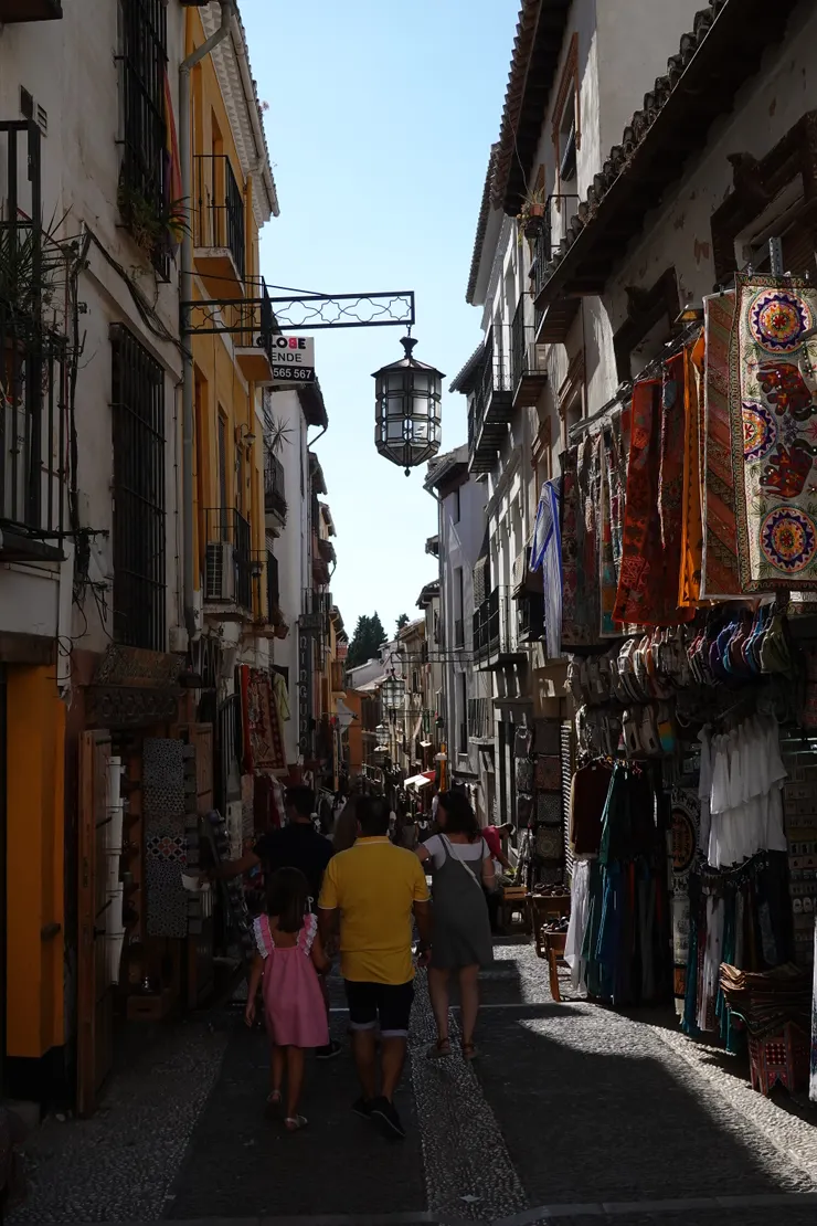 街道上左右都是阿拉伯樣式的燈具還有織毯