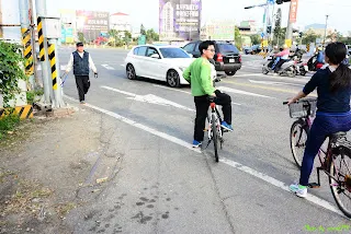 柏油底下隱約可見軌道，員鹿路員林大道平交道(員林へ)
